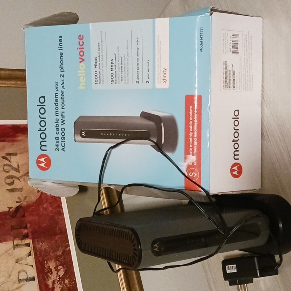 Motorola Black AC1900 WiFi Router - Picture 2 of 10
